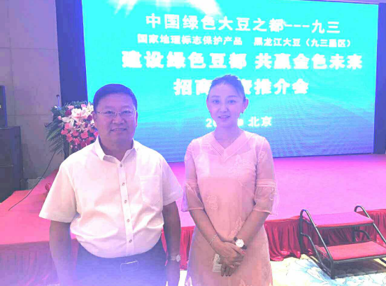 仟億達（831999）總裁王元圓（左二）與黑龍江九三管理局局長(cháng)王曉春（左一）