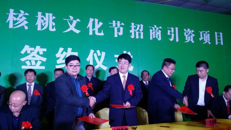 仟億達層與汾陽(yáng)市政府代表市秘書(shū)長(cháng)魏向華簽約現場(chǎng)