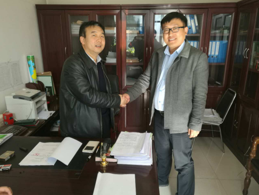 仟億達（831999）公司層與嵐縣林業(yè)局局長(cháng)王志平（左）簽署林業(yè)碳匯項目合同