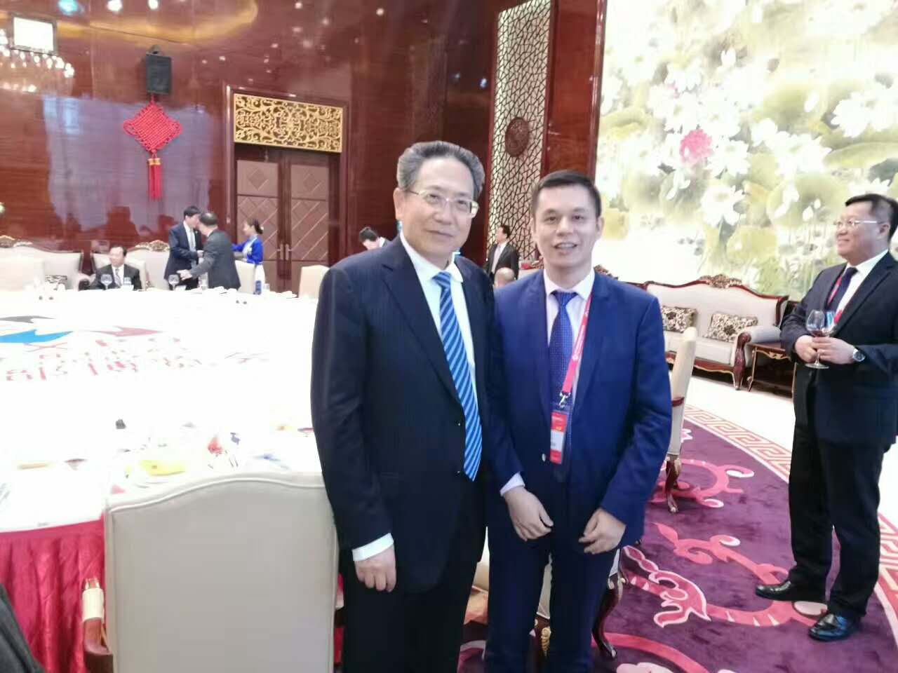 安徽省委書(shū)記、省人常委會(huì )主任李錦斌（左）仟億達集團董事長(cháng)鄭兩斌（右）與合影留念