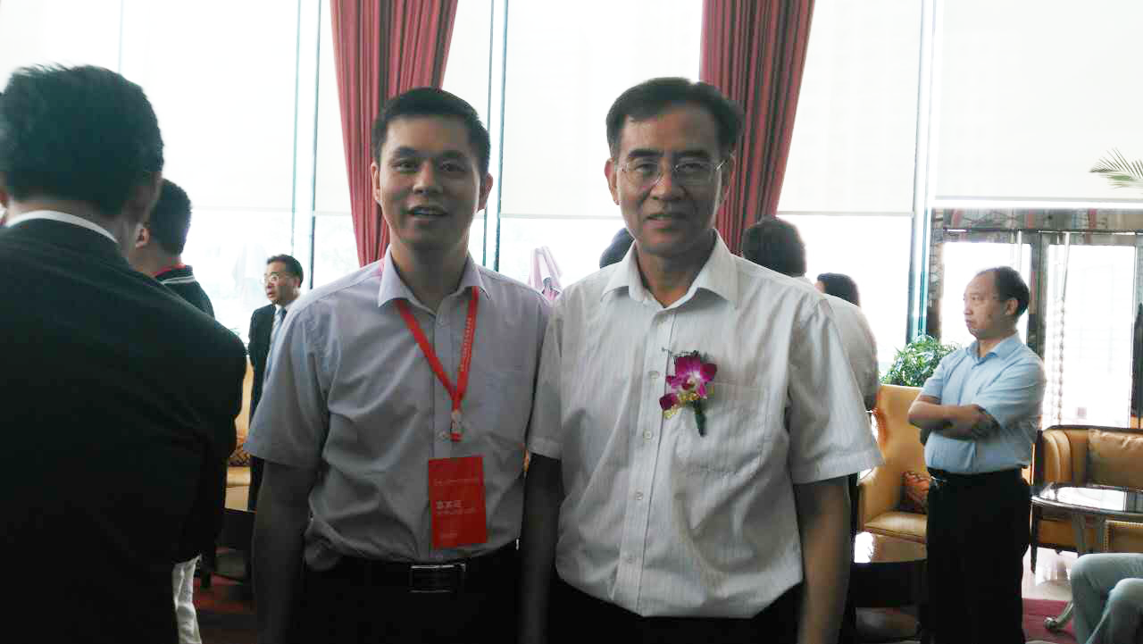 仟億達集團董事長(cháng)鄭兩斌（左）與沈陽(yáng)市副市長(cháng)張景輝（右）