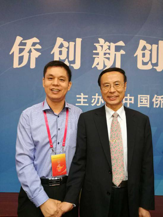 仟億達集團董事長(cháng)鄭兩斌（左）與中國僑聯(lián)黨組書(shū)記、主席萬(wàn)立駿（右）