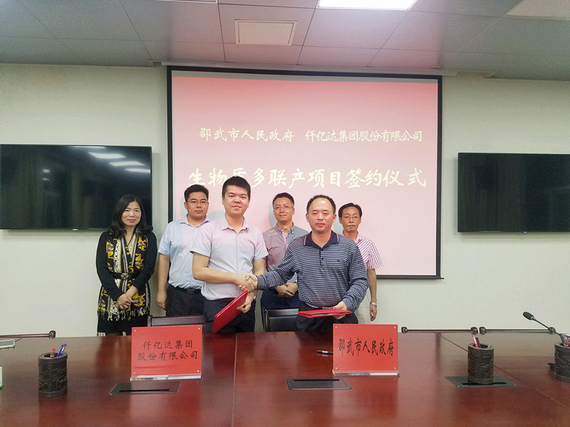 廈門(mén)仟億達能源公司總經(jīng)理鄭寶龍（左）與福建省邵武市人民政府常務(wù)副市長(cháng)李敏飛（右）簽約現場(chǎng)
