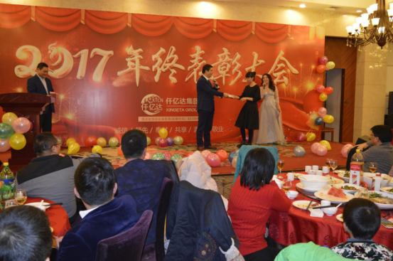 董事長(cháng)鄭兩斌先生抽取、頒發(fā)終級幸運獎