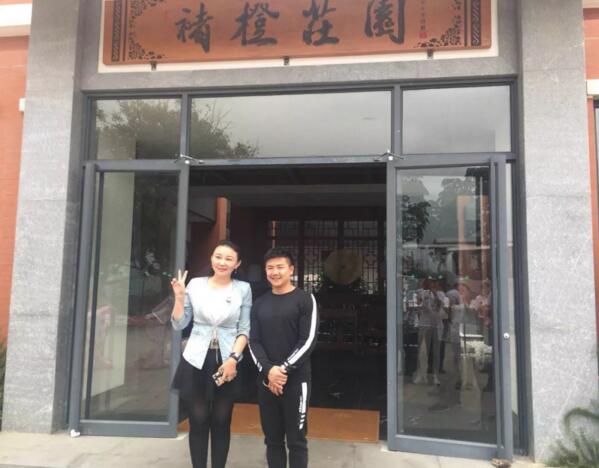 仟億達集團總裁(左)與型動(dòng)體育始人、奧運陳一冰(右)