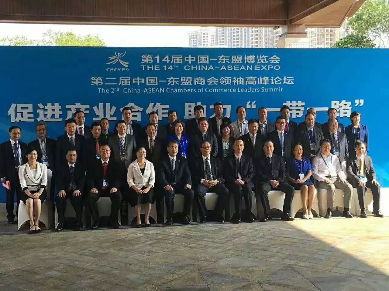 全國工商聯(lián)副主席黃榮(首排右5)、廣西壯族自治區副主席陳剛(首排右6)與仟億達集團董事長(cháng)鄭兩斌(三排左3)等嘉賓合影